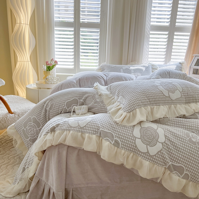 91家纺网 家纺一手货源 找家纺 麒豆豆 2023新款立体花边雕花牛奶绒四件套直播爆款 倾心花语-紫灰