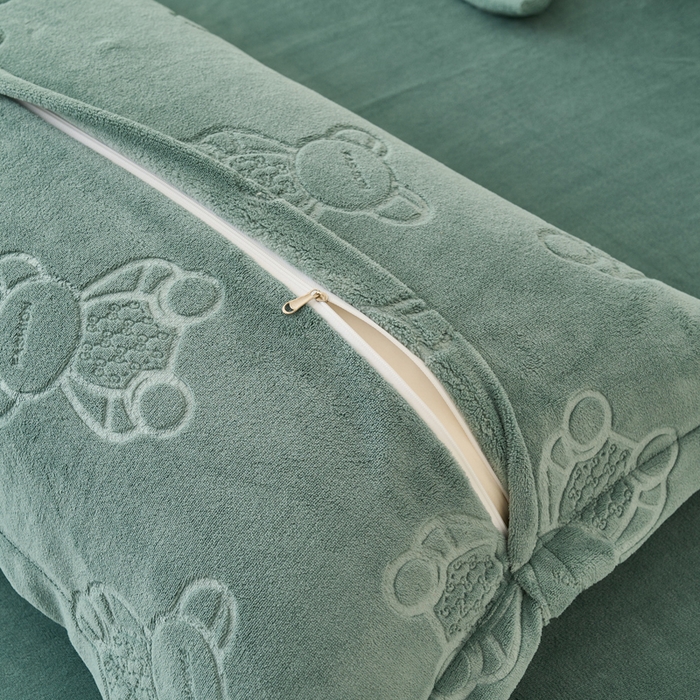 91家纺网 家纺一手货源 找家纺 21度C 2023新款布叮熊云朵压花绒包边三角针枕套 布叮熊包边款茶绿