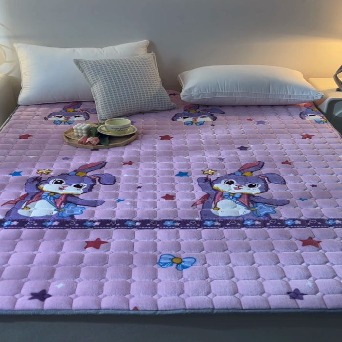 91家纺网 家纺一手货源 找家纺 爱上家居 2023新款印花牛奶绒床护垫床垫子床褥 元气小兔