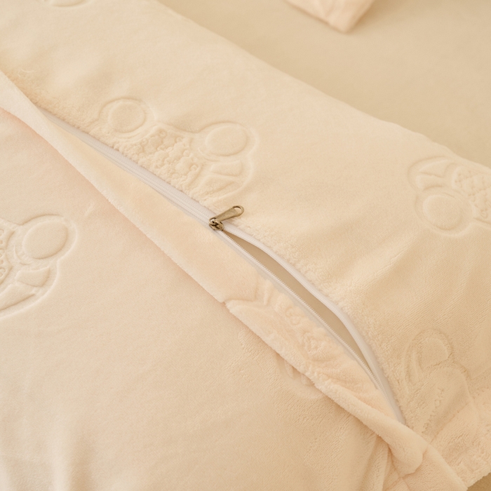 91家纺网 家纺一手货源 找家纺 21度C 2023新款布叮熊云朵压花绒包边三角针枕套 布叮熊包边款奶白