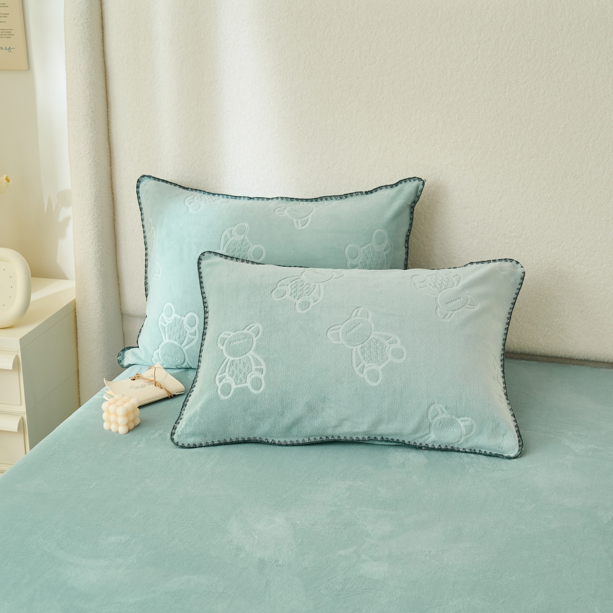 91家纺网 家纺一手货源 找家纺 21度C 2023新款布叮熊云朵压花绒包边三角针枕套 布叮熊三角针浅蓝