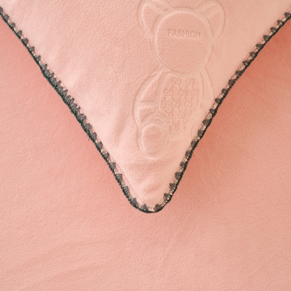 91家纺网 家纺一手货源 找家纺 21度C 2023新款布叮熊云朵压花绒包边三角针枕套 布叮熊三角针浅粉