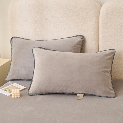 21度C 2023新款布叮熊云朵压花绒包边三角针枕套 云朵三角针-烟灰