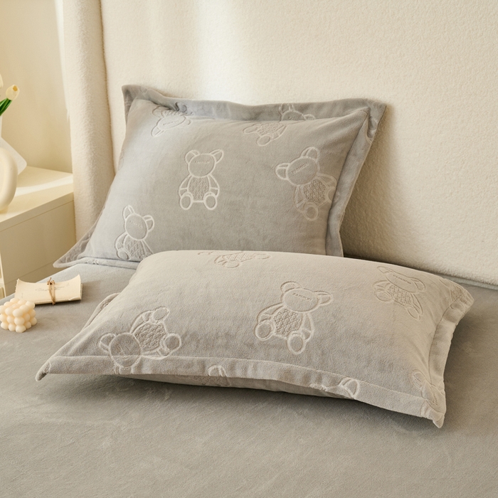 91家纺网 家纺一手货源 找家纺 21度C 2023新款布叮熊云朵压花绒包边三角针枕套 布叮熊包边款烟灰