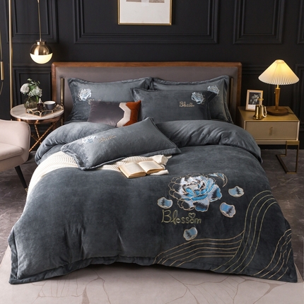 91家纺网 家纺一手货源 找家纺 （总）找底底家纺 2023款9斤全消光重工刺绣纯色牛奶绒四件套-富贵花开