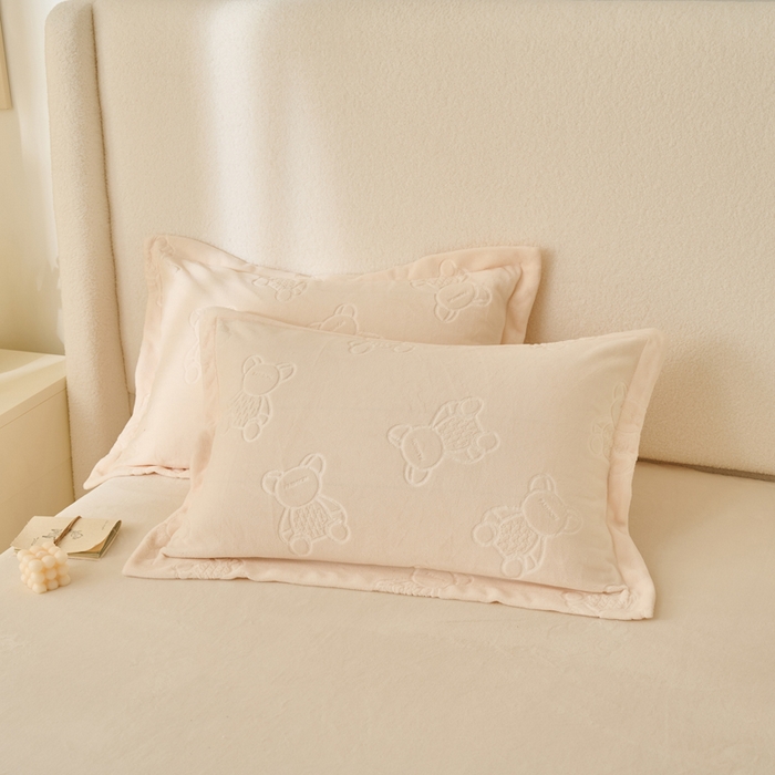 91家纺网 家纺一手货源 找家纺 21度C 2023新款布叮熊云朵压花绒包边三角针枕套 布叮熊包边款奶白