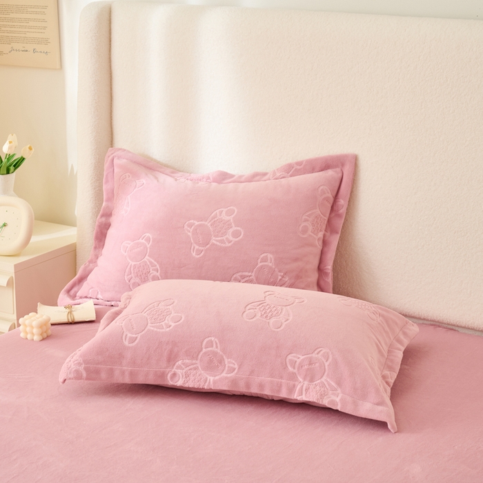 91家纺网 家纺一手货源 找家纺 21度C 2023新款布叮熊云朵压花绒包边三角针枕套 布叮熊包边款藕粉