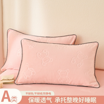 91家纺网 家纺一手货源 找家纺 21度C 2023新款布叮熊云朵压花绒包边三角针枕套 布叮熊三角针浅粉