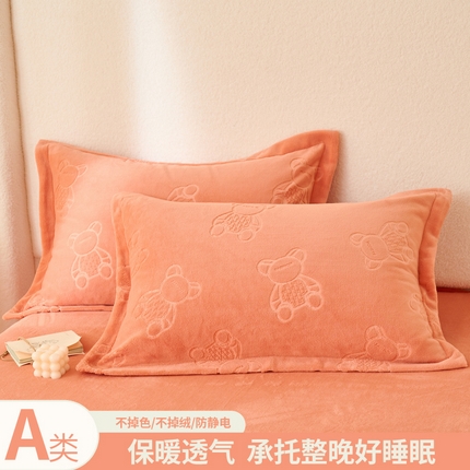 91家纺网 家纺一手货源 找家纺 21度C 2023新款布叮熊云朵压花绒包边三角针枕套 布叮熊包边款玫红