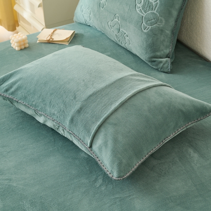 91家纺网 家纺一手货源 找家纺 21度C 2023新款布叮熊云朵压花绒包边三角针枕套 布叮熊三角针茶绿