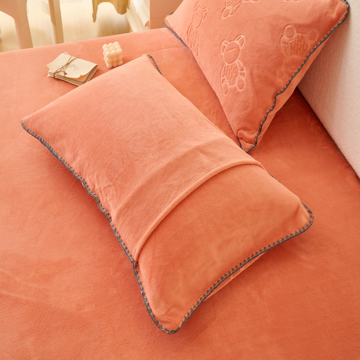 91家纺网 家纺一手货源 找家纺 21度C 2023新款布叮熊云朵压花绒包边三角针枕套 布叮熊三角针玫红