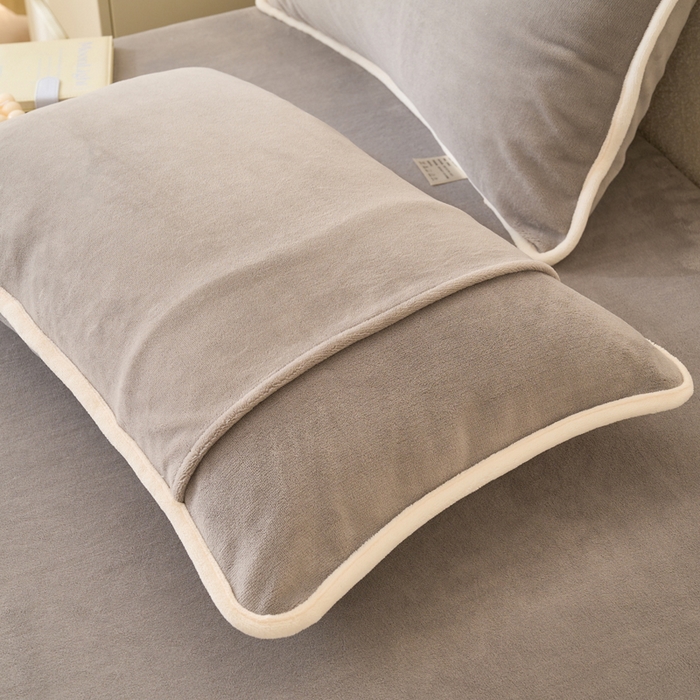 91家纺网 家纺一手货源 找家纺 21度C 2023新款布叮熊云朵压花绒包边三角针枕套 布叮熊三角针烟灰