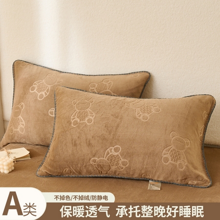 91家纺网 家纺一手货源 找家纺 21度C 2023新款布叮熊云朵压花绒包边三角针枕套 布叮熊三角针卡其