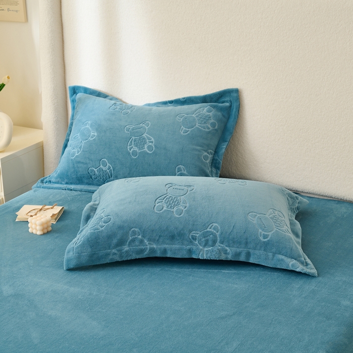91家纺网 家纺一手货源 找家纺 21度C 2023新款布叮熊云朵压花绒包边三角针枕套 布叮熊包边款雾蓝