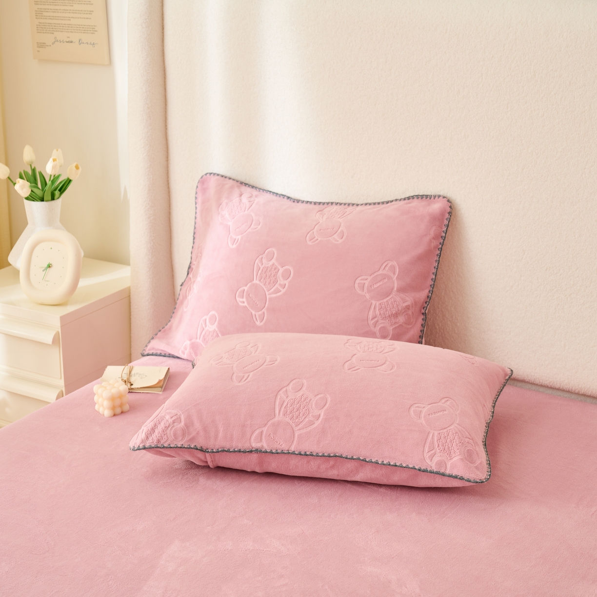 91家纺网 家纺一手货源 找家纺 21度C 2023新款布叮熊云朵压花绒包边三角针枕套 布叮熊三角针藕粉