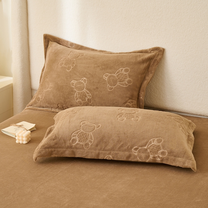 91家纺网 家纺一手货源 找家纺 21度C 2023新款布叮熊云朵压花绒包边三角针枕套 布叮熊包边款卡其