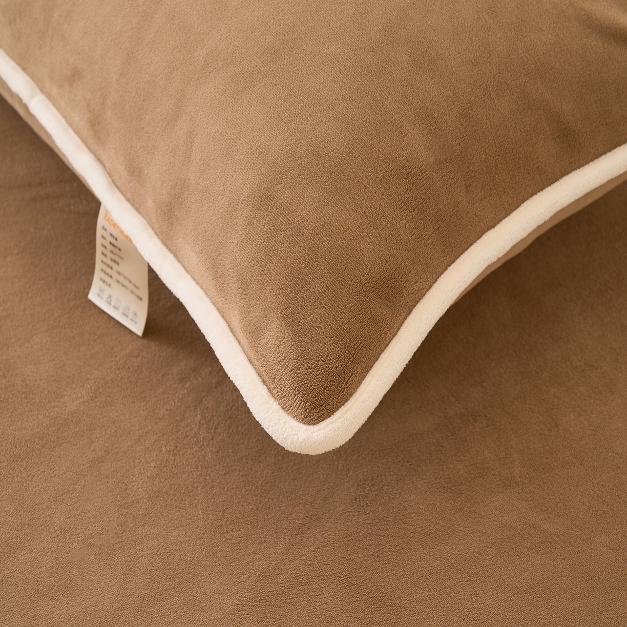 91家纺网 家纺一手货源 找家纺 21度C 2023新款布叮熊云朵压花绒包边三角针枕套 云朵包边款-卡其