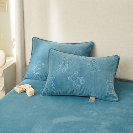 21度C 2023新款布叮熊云朵压花绒包边三角针枕套 布叮熊三角针雾蓝
