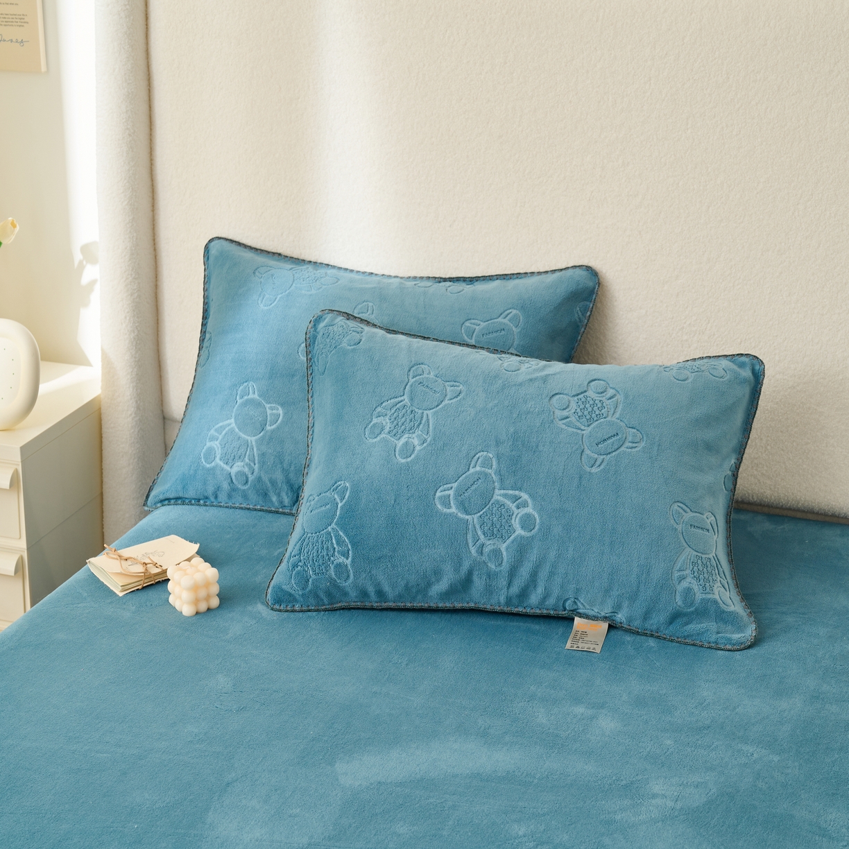 91家纺网 家纺一手货源 找家纺 21度C 2023新款布叮熊云朵压花绒包边三角针枕套 布叮熊三角针雾蓝