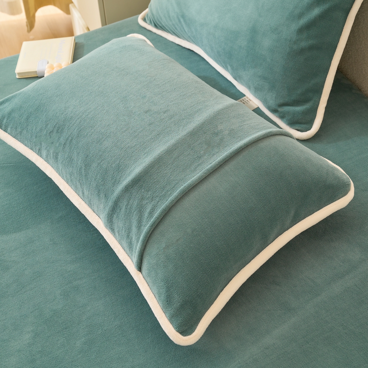 91家纺网 家纺一手货源 找家纺 21度C 2023新款布叮熊云朵压花绒包边三角针枕套 云朵包边款-茶绿