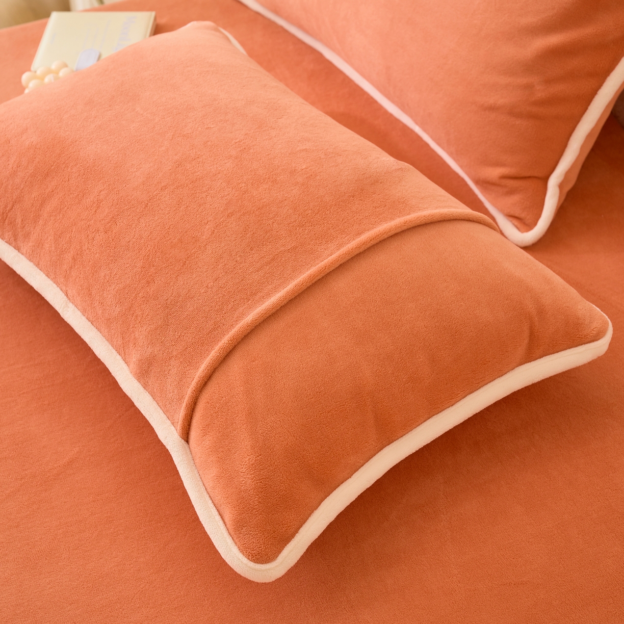 91家纺网 家纺一手货源 找家纺 21度C 2023新款布叮熊云朵压花绒包边三角针枕套 云朵包边款-玫红