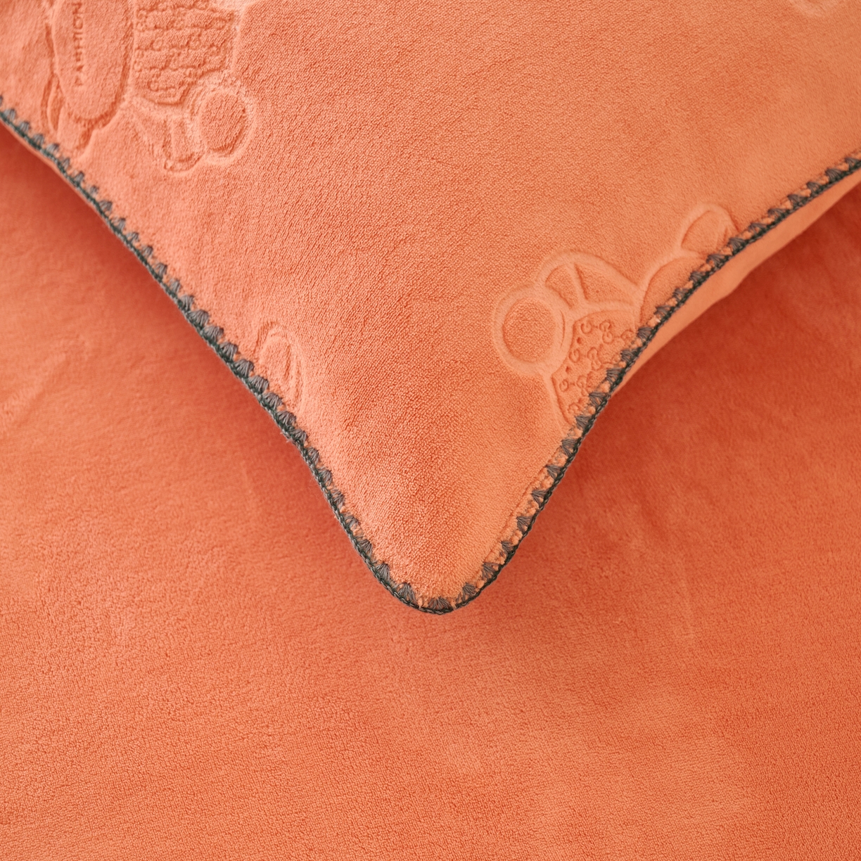 91家纺网 家纺一手货源 找家纺 21度C 2023新款布叮熊云朵压花绒包边三角针枕套 布叮熊三角针玫红