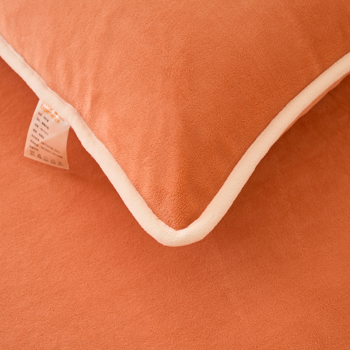 91家纺网 家纺一手货源 找家纺 21度C 2023新款布叮熊云朵压花绒包边三角针枕套 云朵包边款-玫红