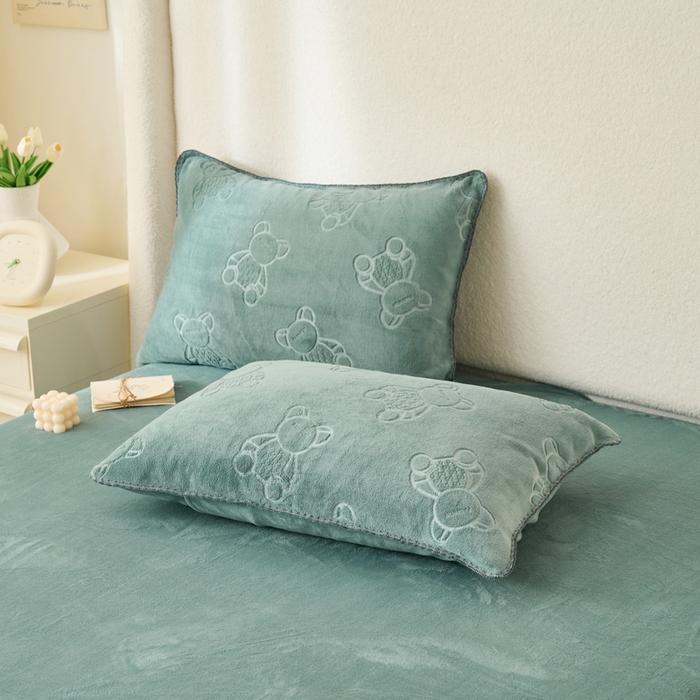 91家纺网 家纺一手货源 找家纺 21度C 2023新款布叮熊云朵压花绒包边三角针枕套 布叮熊三角针茶绿