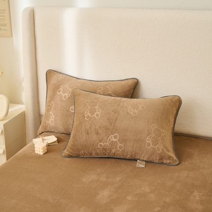 21度C 2023新款布叮熊云朵压花绒包边三角针枕套 布叮熊三角针卡其