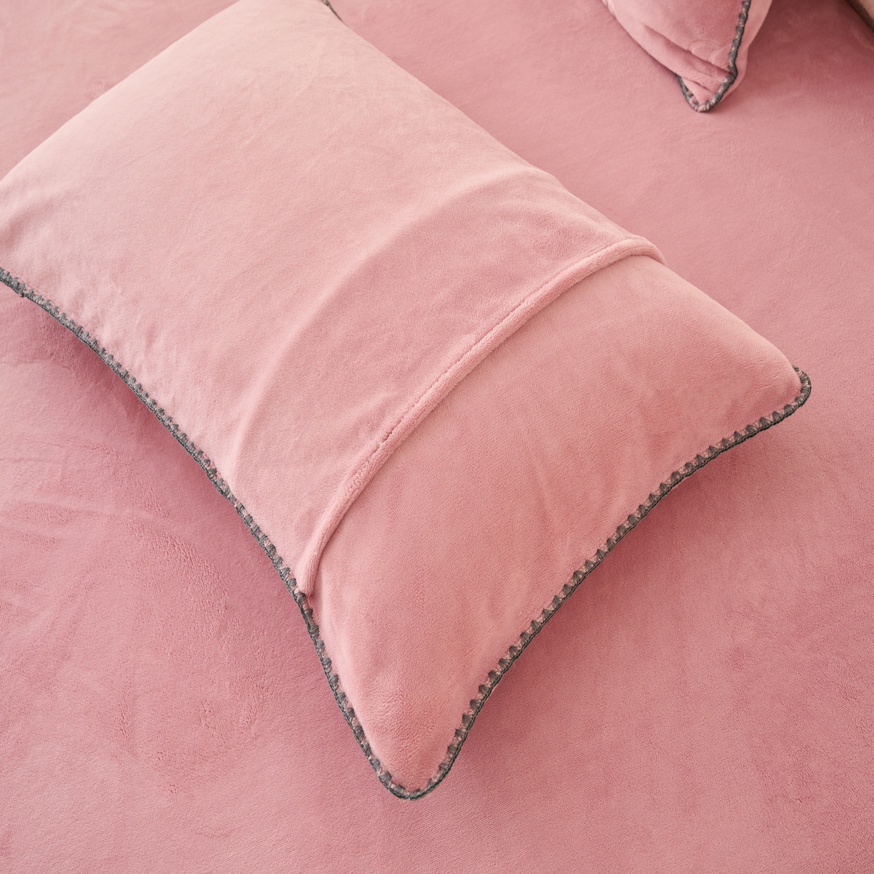 91家纺网 家纺一手货源 找家纺 21度C 2023新款布叮熊云朵压花绒包边三角针枕套 布叮熊三角针藕粉