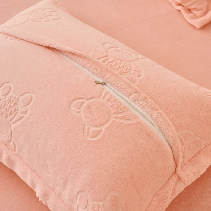 91家纺网 家纺一手货源 找家纺 21度C 2023新款布叮熊云朵压花绒包边三角针枕套 布叮熊包边款浅粉