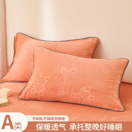 91家纺网 家纺一手货源 找家纺 21度C 2023新款布叮熊云朵压花绒包边三角针枕套 布叮熊三角针玫红