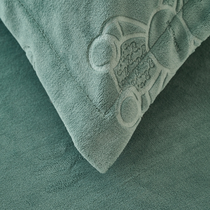 91家纺网 家纺一手货源 找家纺 21度C 2023新款布叮熊云朵压花绒包边三角针枕套 布叮熊包边款茶绿