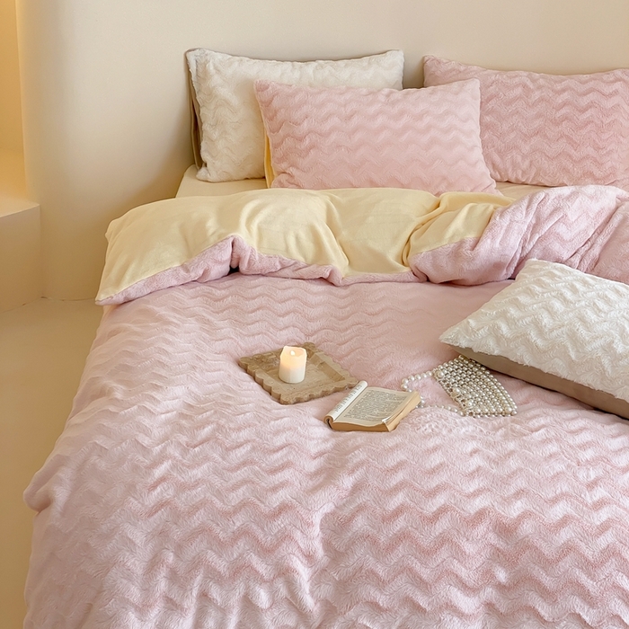 91家纺网 家纺一手货源 找家纺 梦享生活家居 2023新款兔兔绒四件套-卡洛斯 卡洛斯-温馨粉