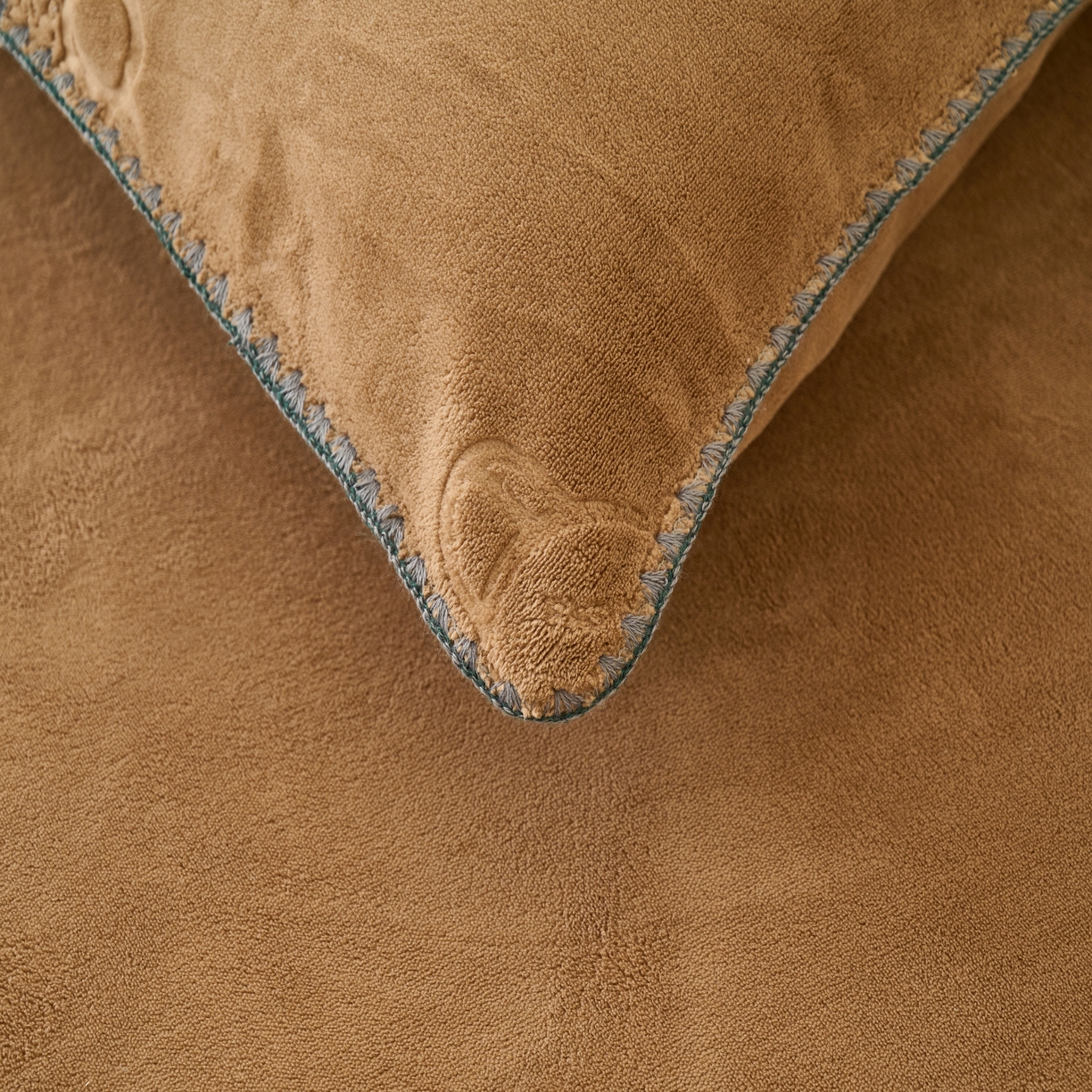 91家纺网 家纺一手货源 找家纺 21度C 2023新款布叮熊云朵压花绒包边三角针枕套 布叮熊三角针卡其