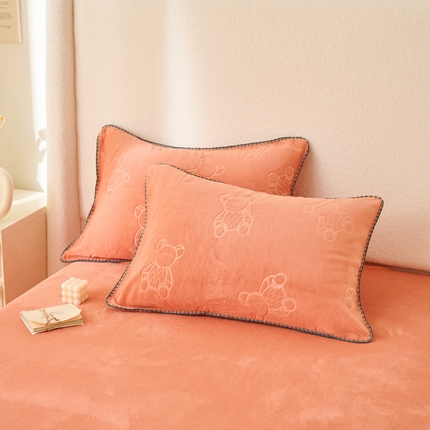 21度C 2023新款布叮熊云朵压花绒包边三角针枕套 布叮熊三角针玫红