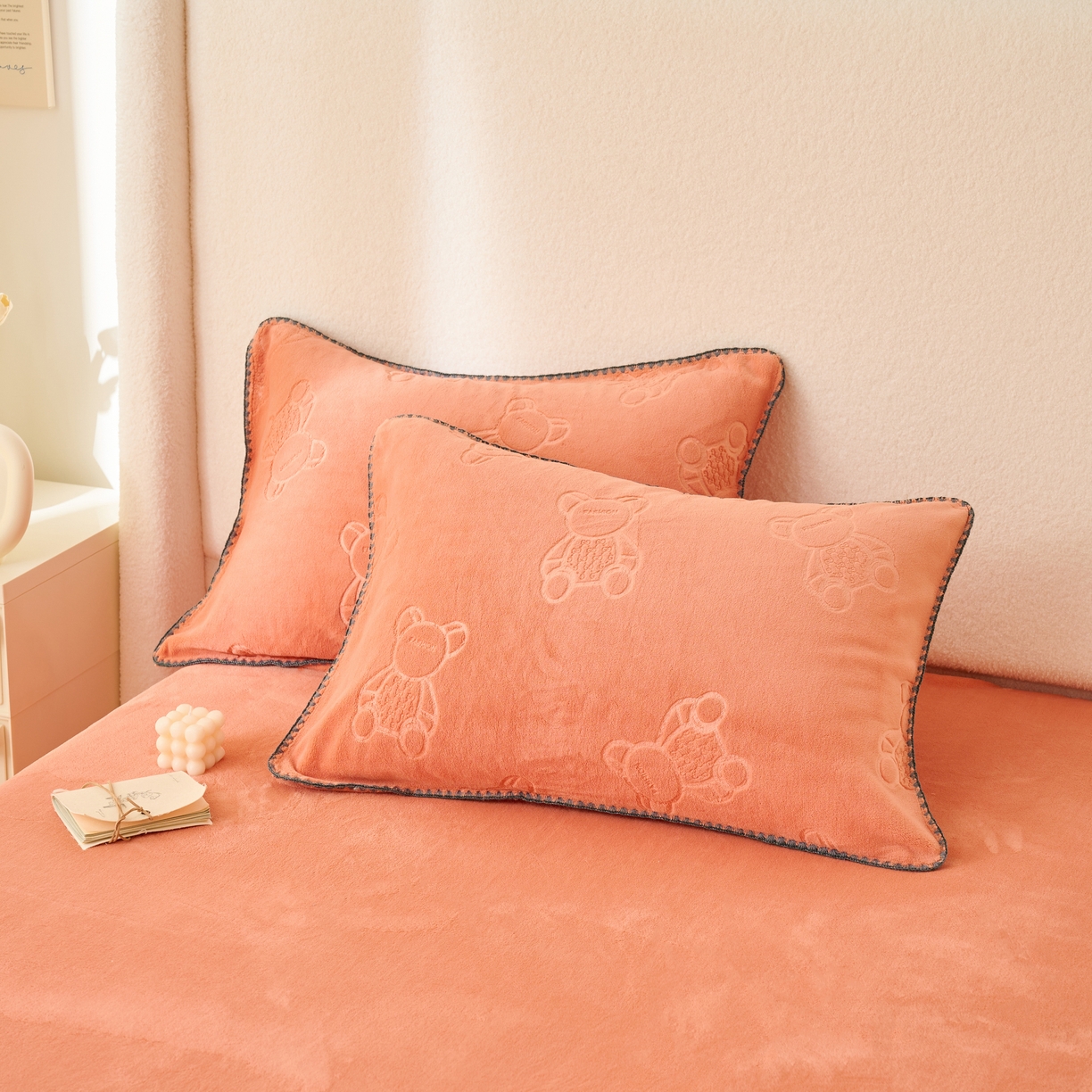 91家纺网 家纺一手货源 找家纺 21度C 2023新款布叮熊云朵压花绒包边三角针枕套 布叮熊三角针玫红