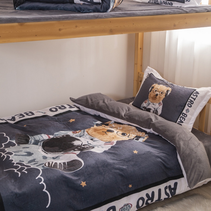 91家纺网 家纺一手货源 找家纺 宅部落 2023新款大版卡通牛奶绒三件套 6.太空熊