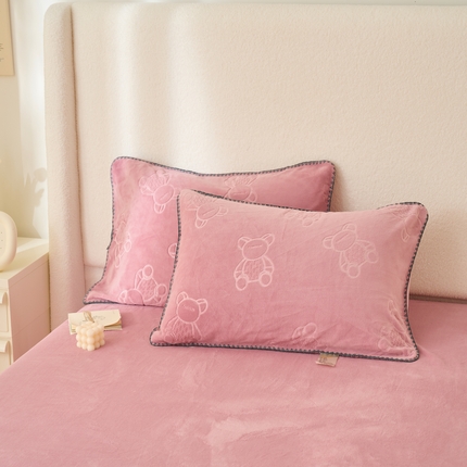 21度C 2023新款布叮熊云朵压花绒包边三角针枕套 布叮熊三角针藕粉