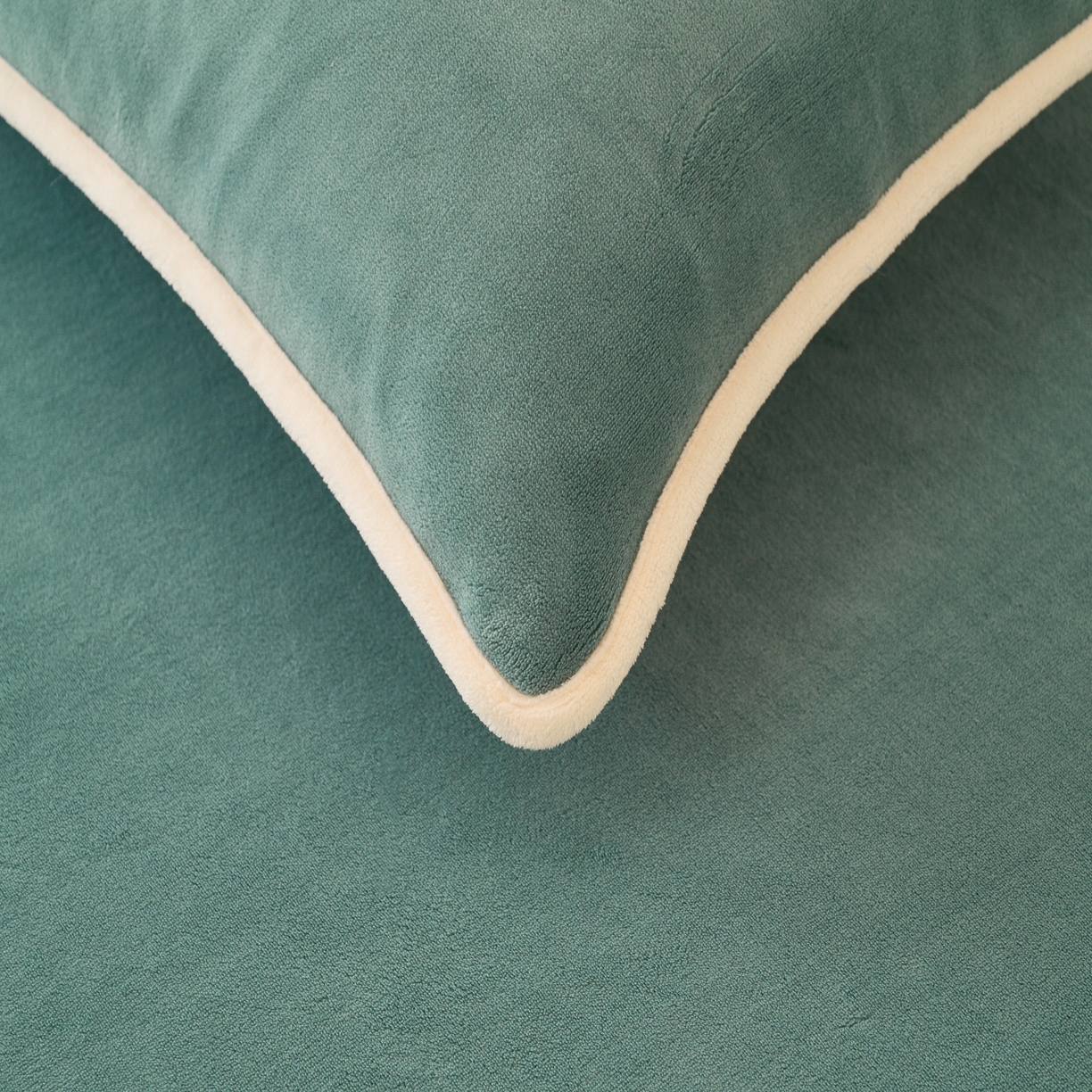 91家纺网 家纺一手货源 找家纺 21度C 2023新款布叮熊云朵压花绒包边三角针枕套 云朵包边款-茶绿