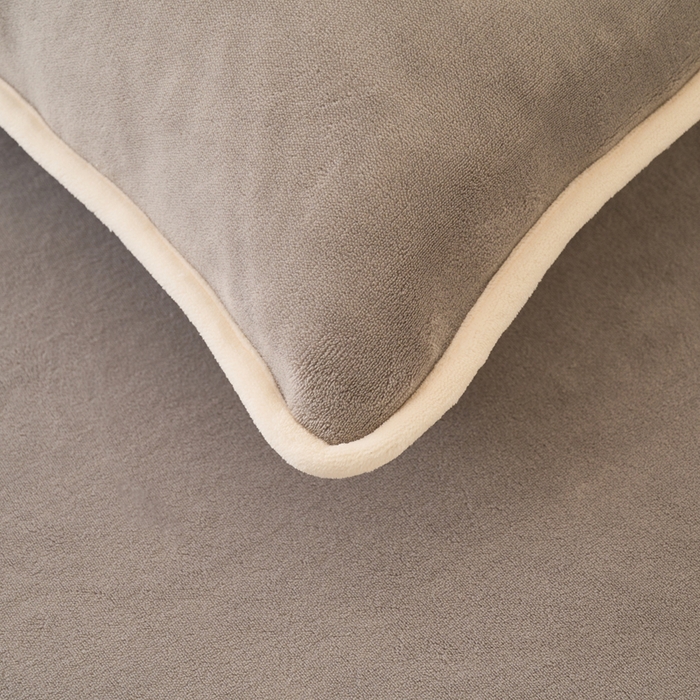 91家纺网 家纺一手货源 找家纺 21度C 2023新款布叮熊云朵压花绒包边三角针枕套 布叮熊三角针烟灰