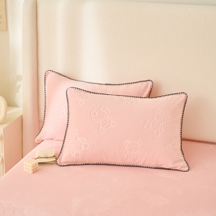 21度C 2023新款布叮熊云朵压花绒包边三角针枕套 布叮熊三角针浅粉