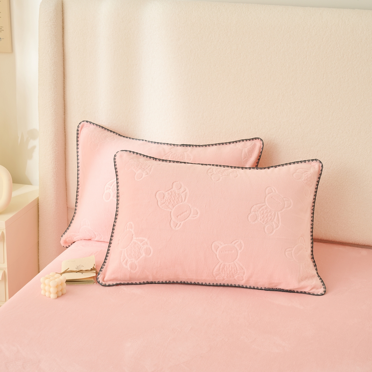 91家纺网 家纺一手货源 找家纺 21度C 2023新款布叮熊云朵压花绒包边三角针枕套 布叮熊三角针浅粉