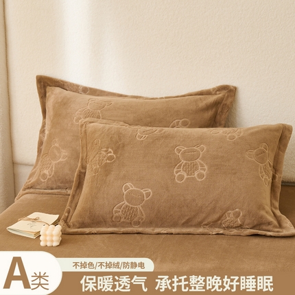 91家纺网 家纺一手货源 找家纺 21度C 2023新款布叮熊云朵压花绒包边三角针枕套 布叮熊包边款卡其