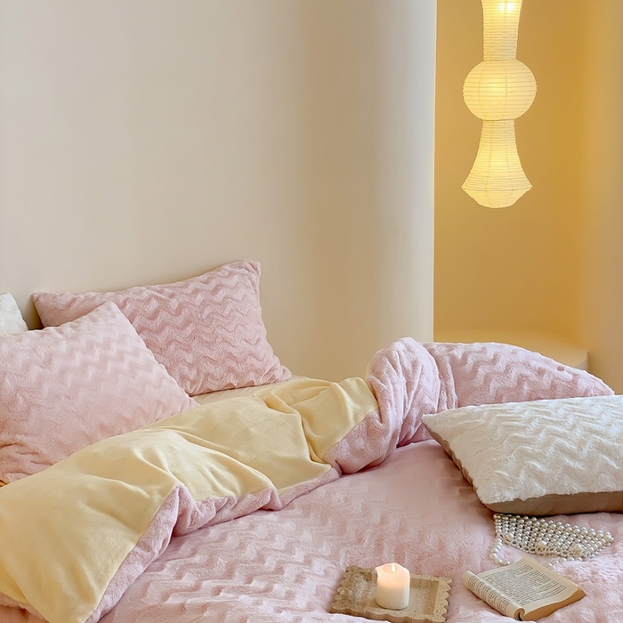 91家纺网 家纺一手货源 找家纺 梦享生活家居 2023新款兔兔绒四件套-卡洛斯 卡洛斯-温馨粉