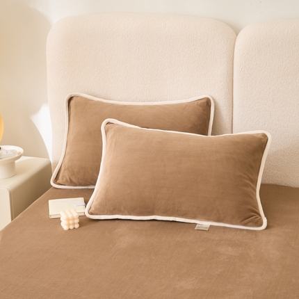 21度C 2023新款布叮熊云朵压花绒包边三角针枕套 云朵包边款-卡其