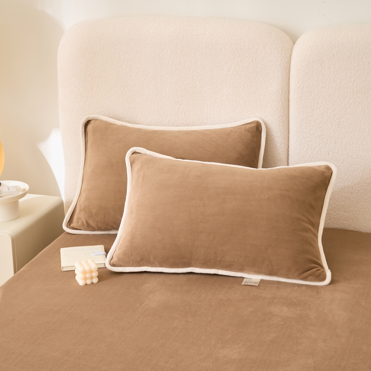 91家纺网 家纺一手货源 找家纺 21度C 2023新款布叮熊云朵压花绒包边三角针枕套 云朵包边款-卡其