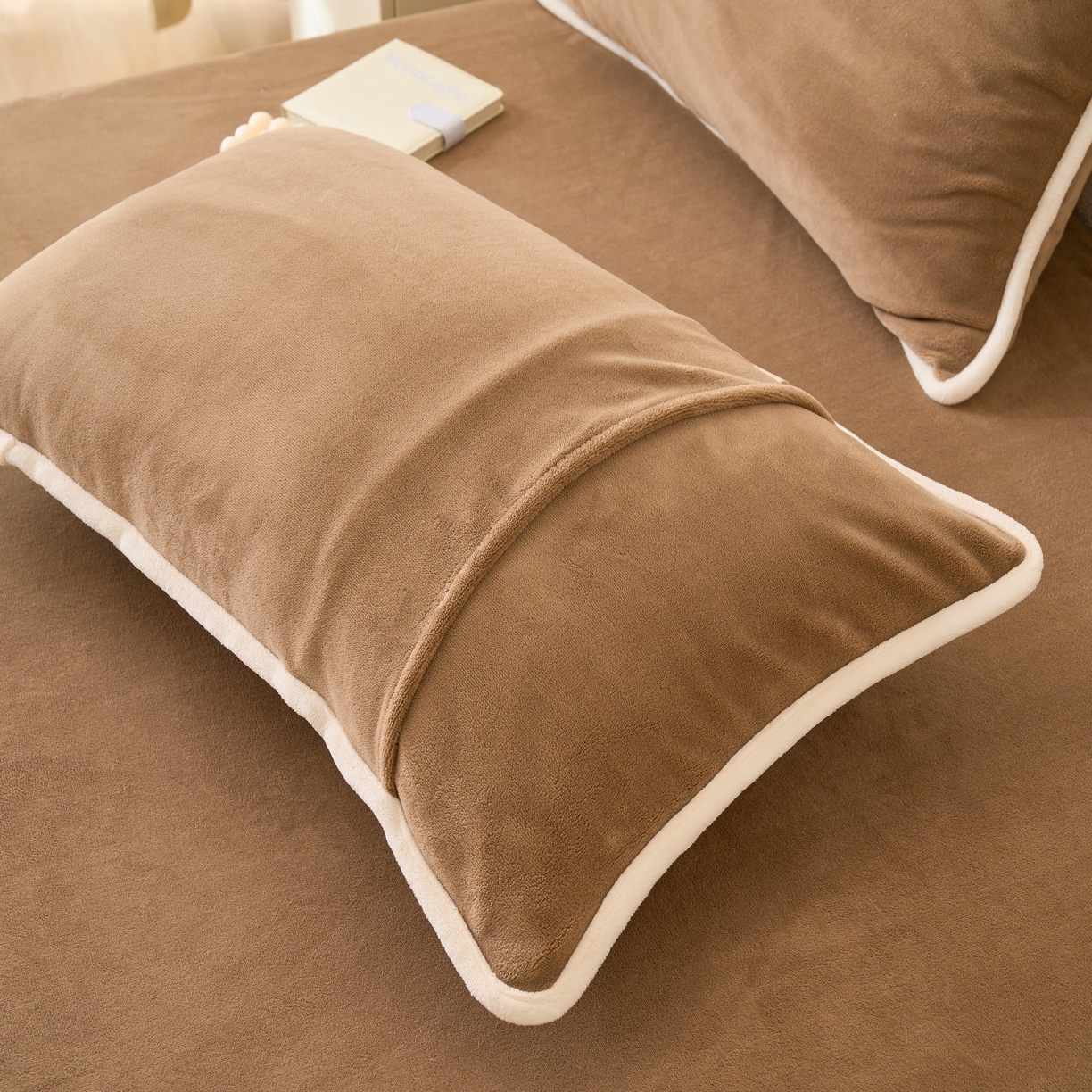 91家纺网 家纺一手货源 找家纺 21度C 2023新款布叮熊云朵压花绒包边三角针枕套 云朵包边款-卡其