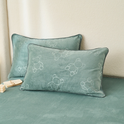 21度C 2023新款布叮熊云朵压花绒包边三角针枕套 布叮熊三角针茶绿