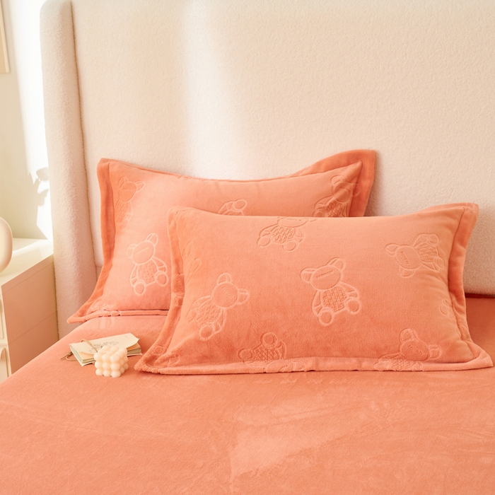 91家纺网 家纺一手货源 找家纺 21度C 2023新款布叮熊云朵压花绒包边三角针枕套 布叮熊包边款玫红